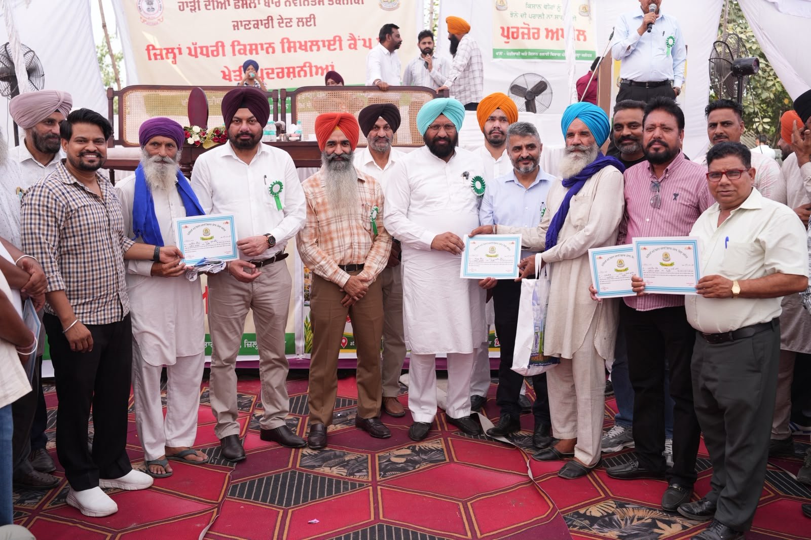 एग्रीकल्चर डिपार्टमेंट ने रबी फसलों के बारे में जानकारी देने के लिए जिला लेवल पर लगाया किसान ट्रेनिंग कैंप