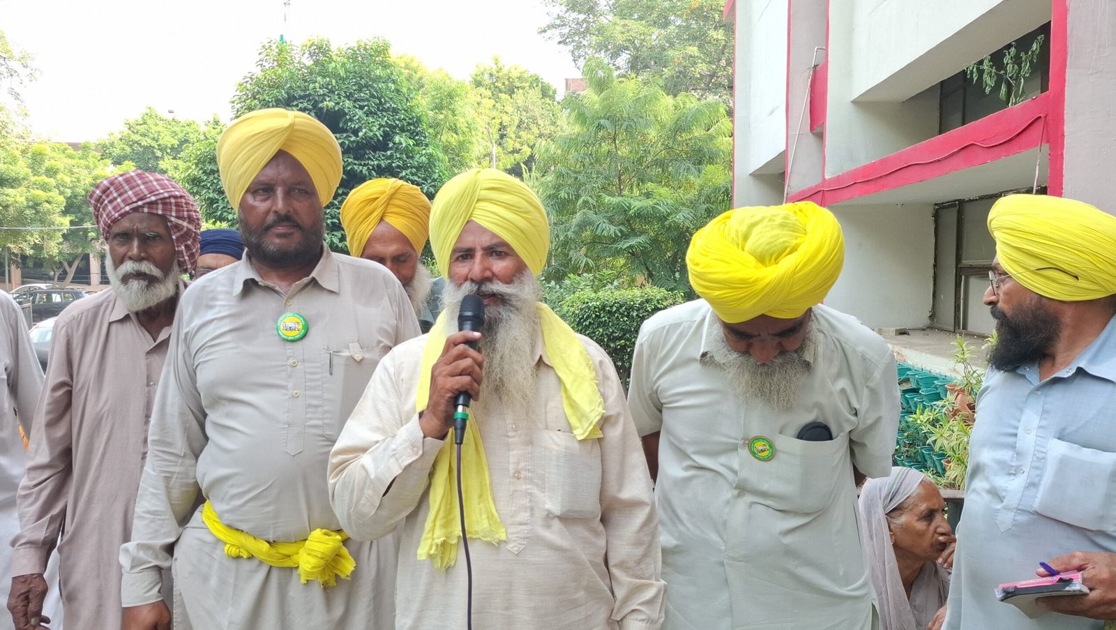 किसानों का डीसी दफ्तर घेराव, आंदोलन तेज करने की चेतावनी
