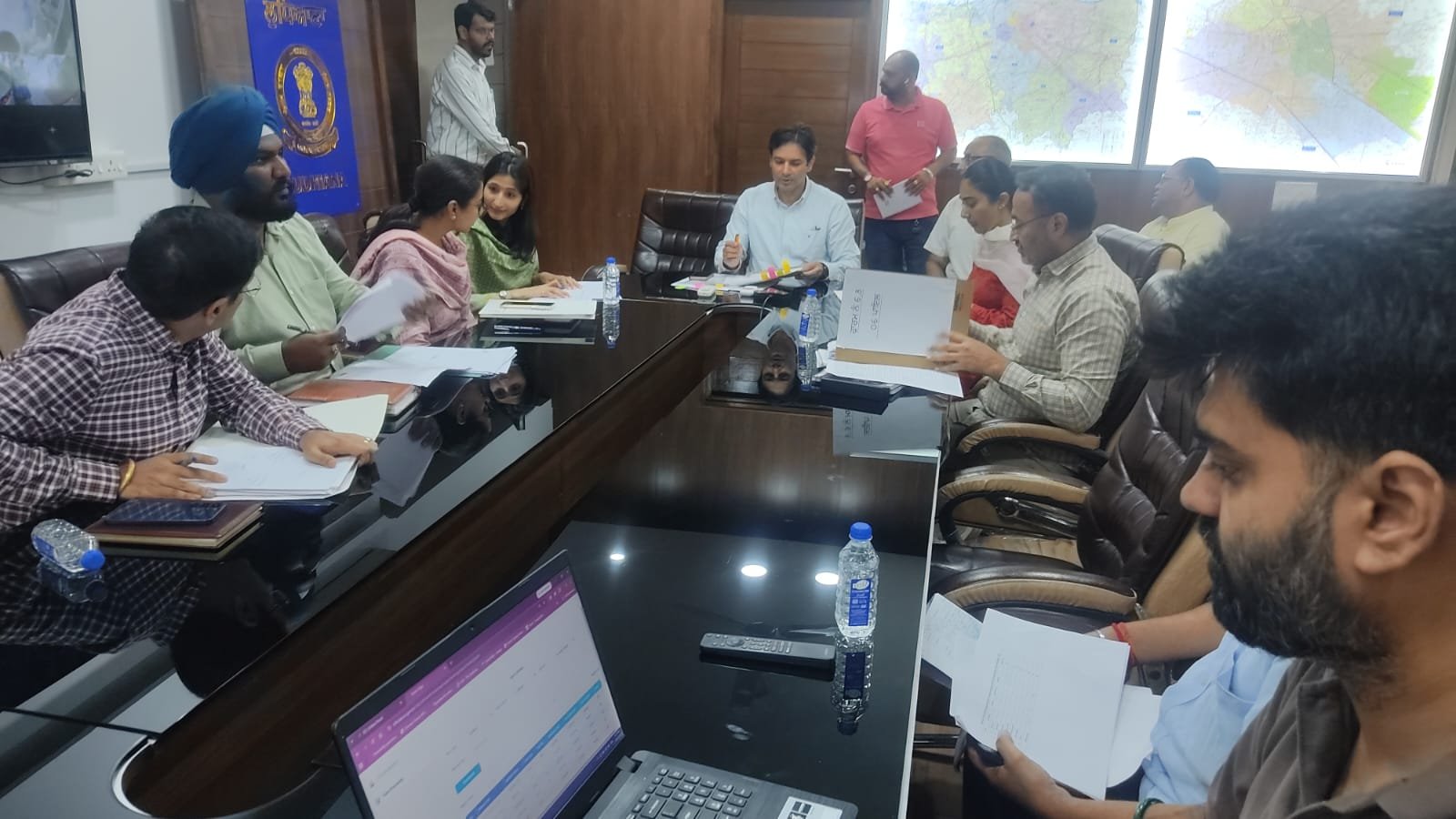 इलेक्टोरल रोल ऑब्जर्वर वरुण रूजम ने लुधियाना में 270 वोटर फॉर्म की फिजिकली जांच की
