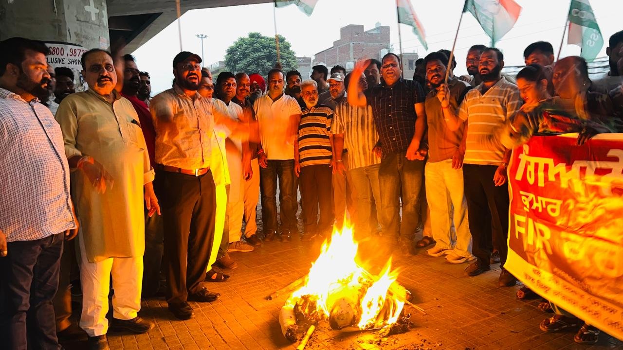 लुधियाना में कांग्रेस का प्रदर्शन, ज्ञानेश कुमार का पुतला फूंका