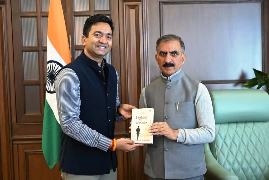 आईएएस अधिकारी राकेश कुमार प्रजापति ने मुख्यमंत्री सुक्खू को भेंट किया अपना पहला उपन्यास