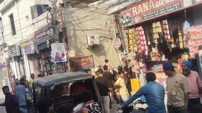लुधियाना में पुरानी रंजिश ने लिया खूनी मोड़, घर में घुसकर युवक पर धारदार हथियारों से हमला