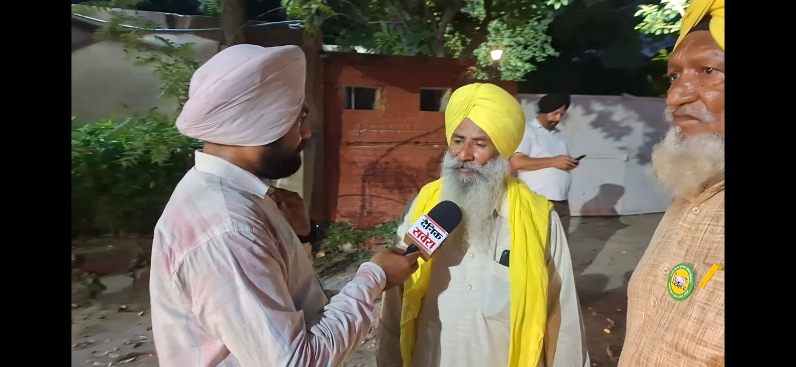 मांगों को लेकर किसानों का प्रदर्शन, DC कार्यालय घेरा