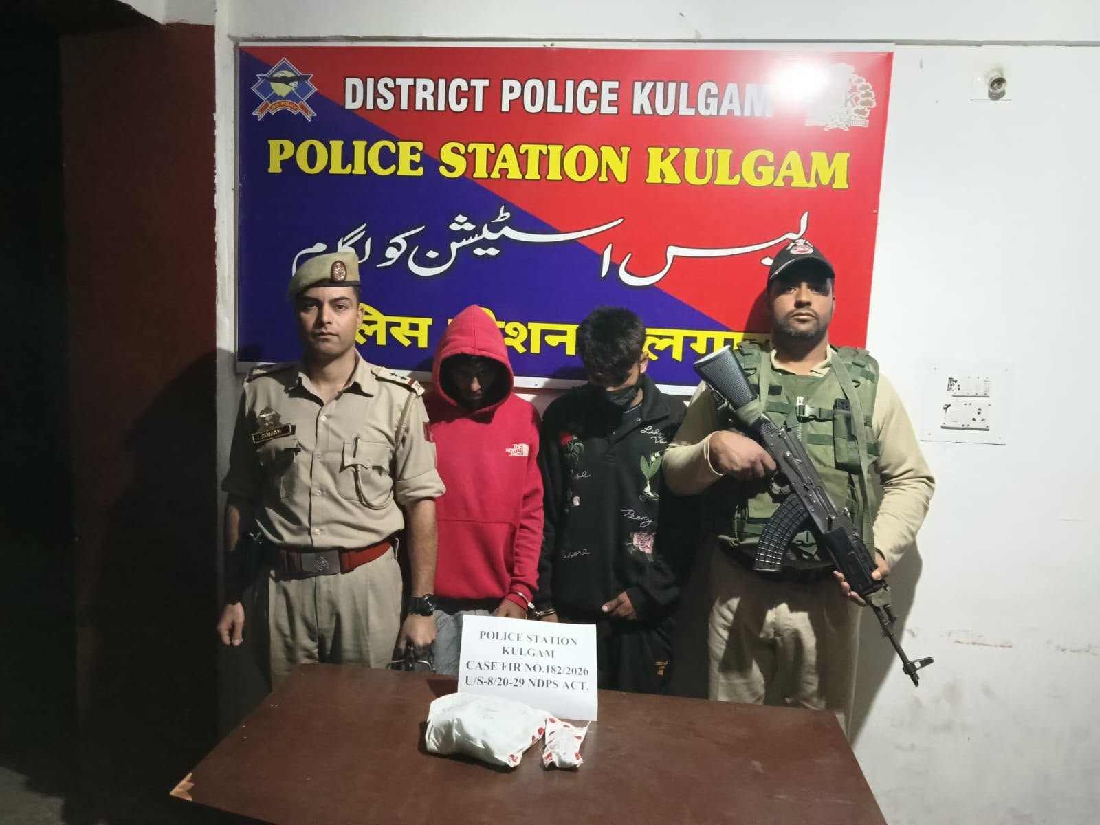 तीन जगह नाकाबंदी में नशीले पदार्थ बरामद, पांच लोगों पर केस