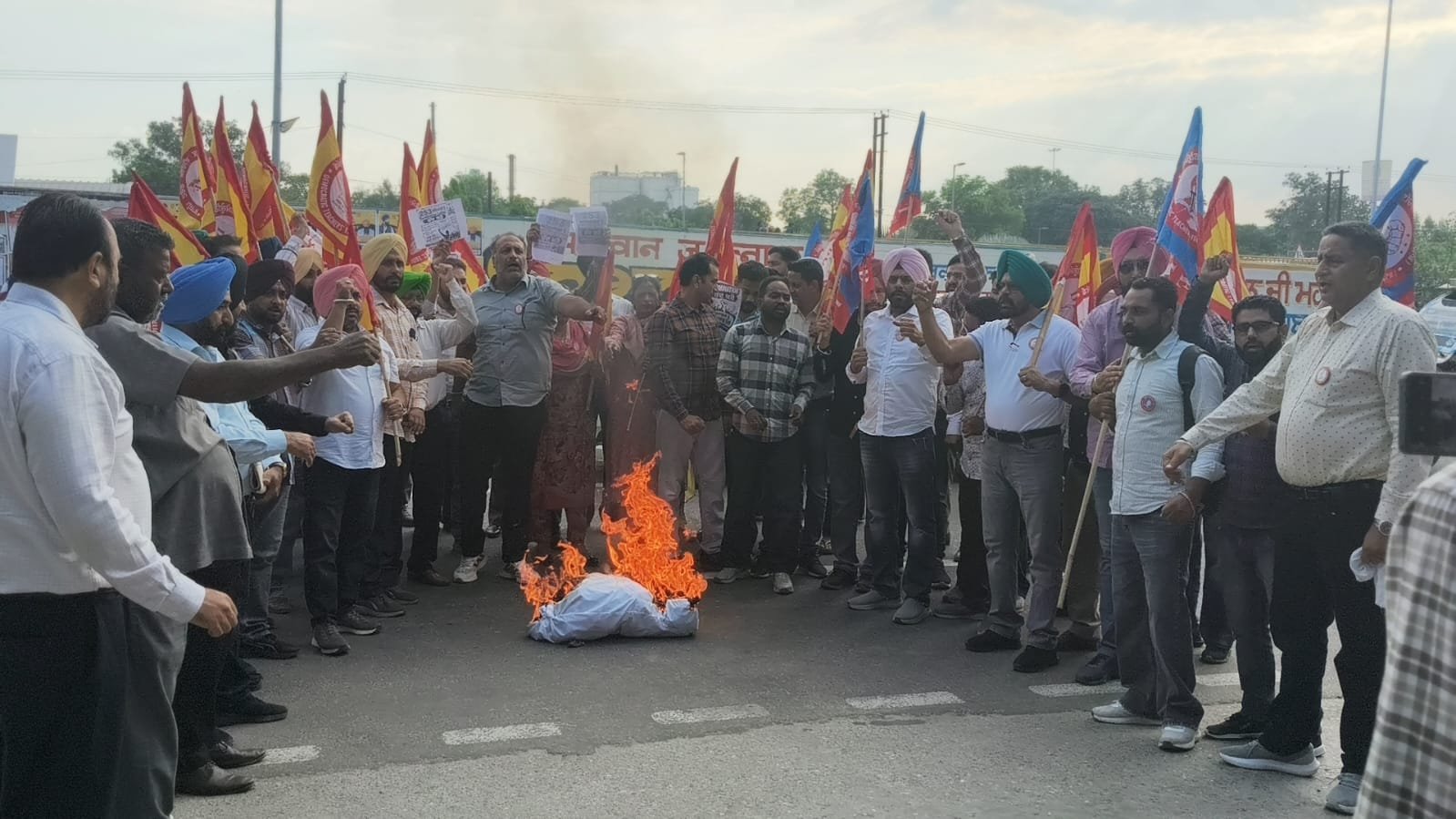253 शिक्षकों की सेवाएं समाप्त करने पर मोगा में फूटा गुस्सा