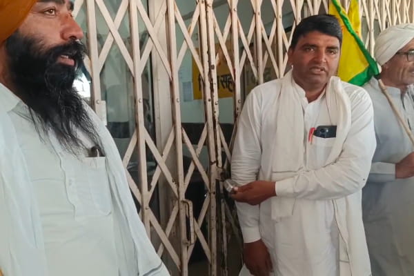 असंध में किसानों का फूटा गुस्सा, मार्केट कमेटी कार्यालय पर 3 घंटे तक जड़ा ताला