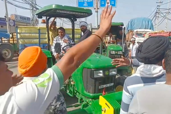 गेट पास का इंतजार, किसानों का भड़का गुस्सा, फिर रोड जाम