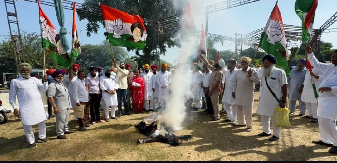 कांग्रेस कार्यकर्ताओं ने PM मोदी के खिलाफ किया प्रदर्शन