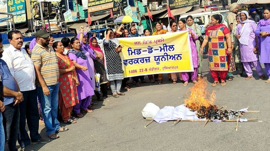 मिड डेल मील कर्मियों ने किया विरोध प्रदर्शन, जिला स्तर पर होंगी 10 रैलियां