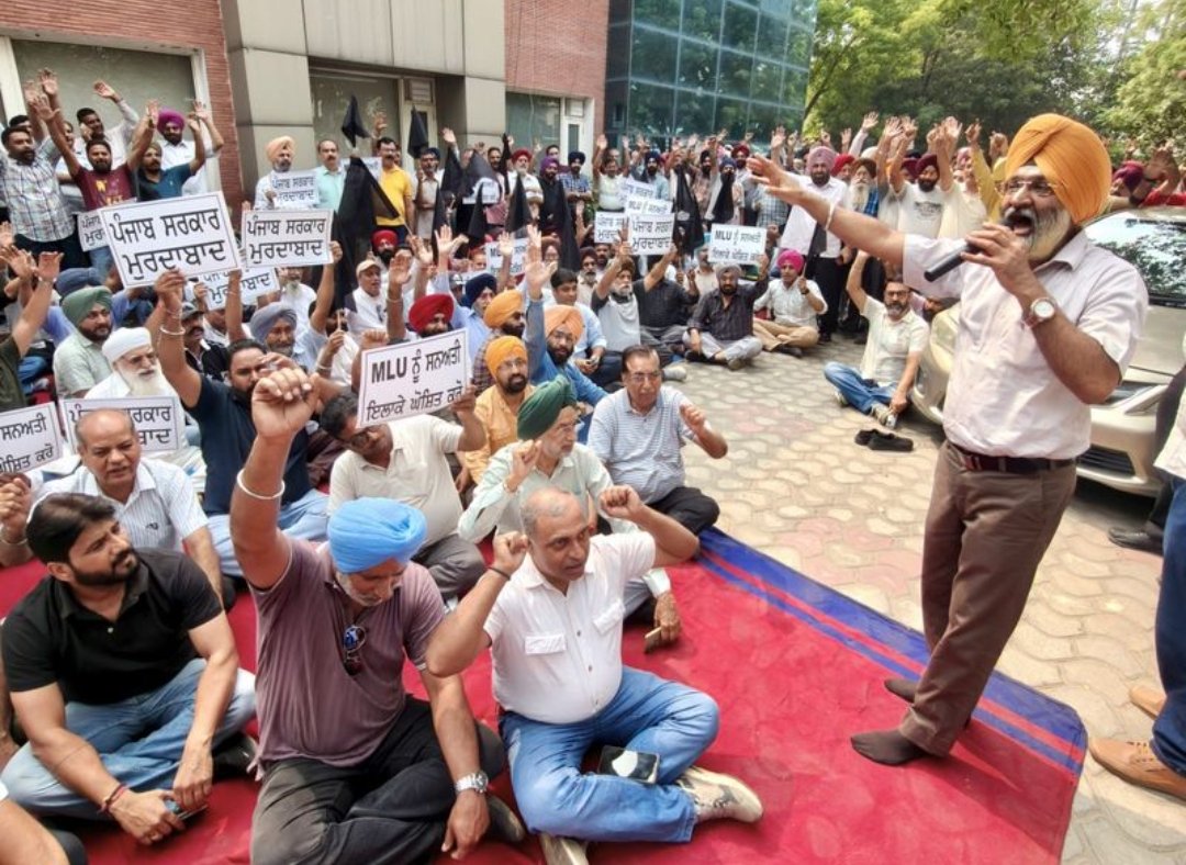 मिश्रित भूमि उपयोग क्षेत्रों में उद्योग चलाने वाले उद्योगपतियों का विरोध प्रदर्शन