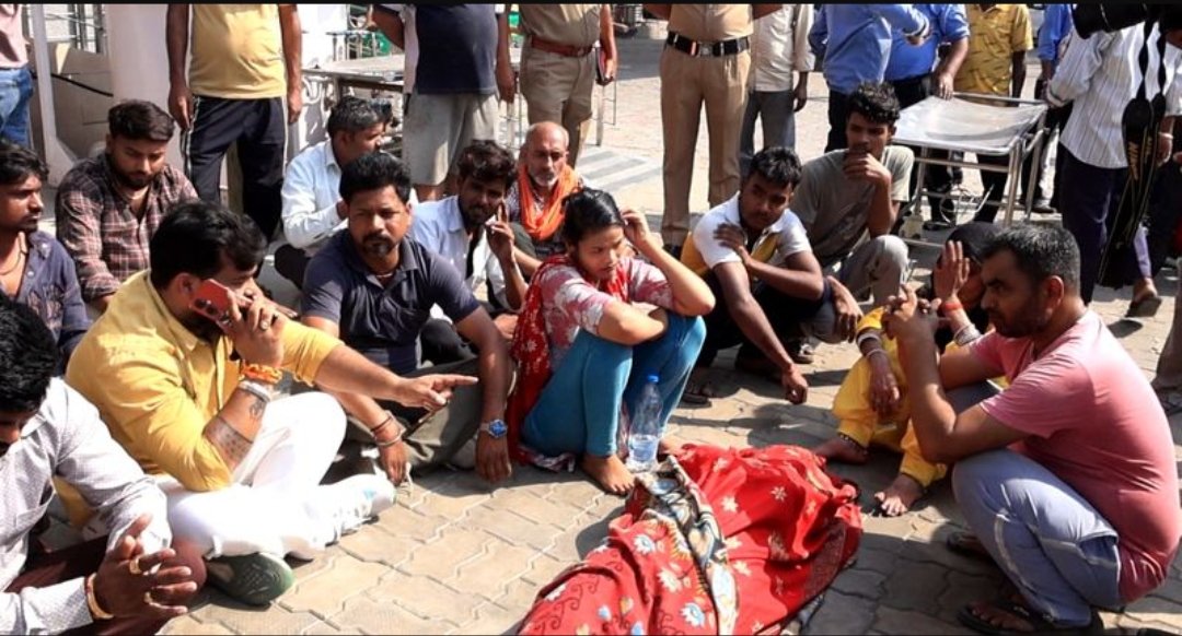 अस्पताल में संदिग्ध परिस्थितियों में युवक की मौत, परिवार वालों ने अस्पताल के सामने किया विरोध प्रदर्शन