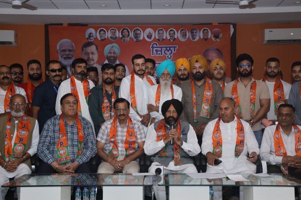 AAP के पूर्व पदाधिकारी समेत कई हस्तियां भाजपा में शामिल