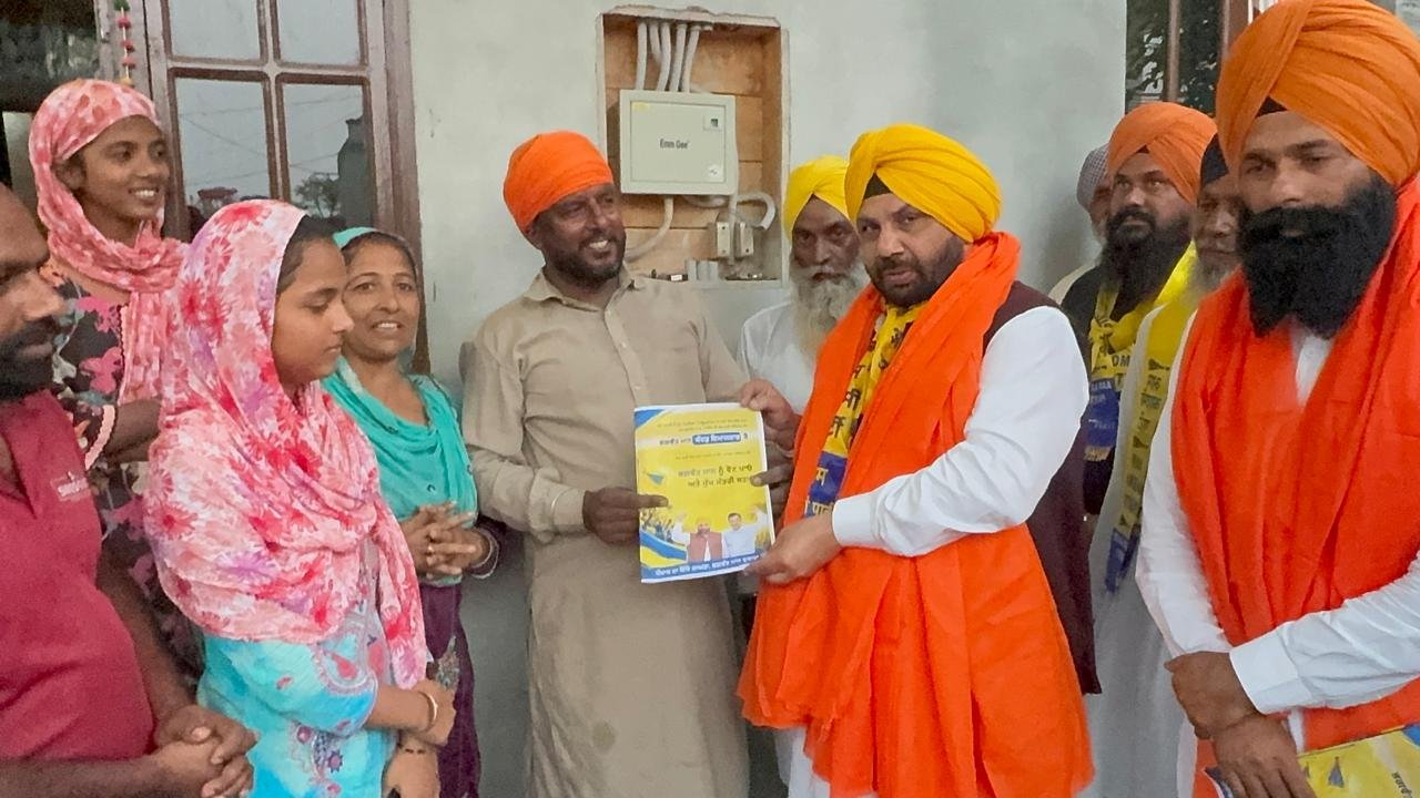 ‘मान दे मुनाफे’ योजना के तहत कैबिनेट मंत्री हरभजन सिंह ई.टी.ओ. ने रायपुर कलां में चलाया डोर-टू-डोर अभियान