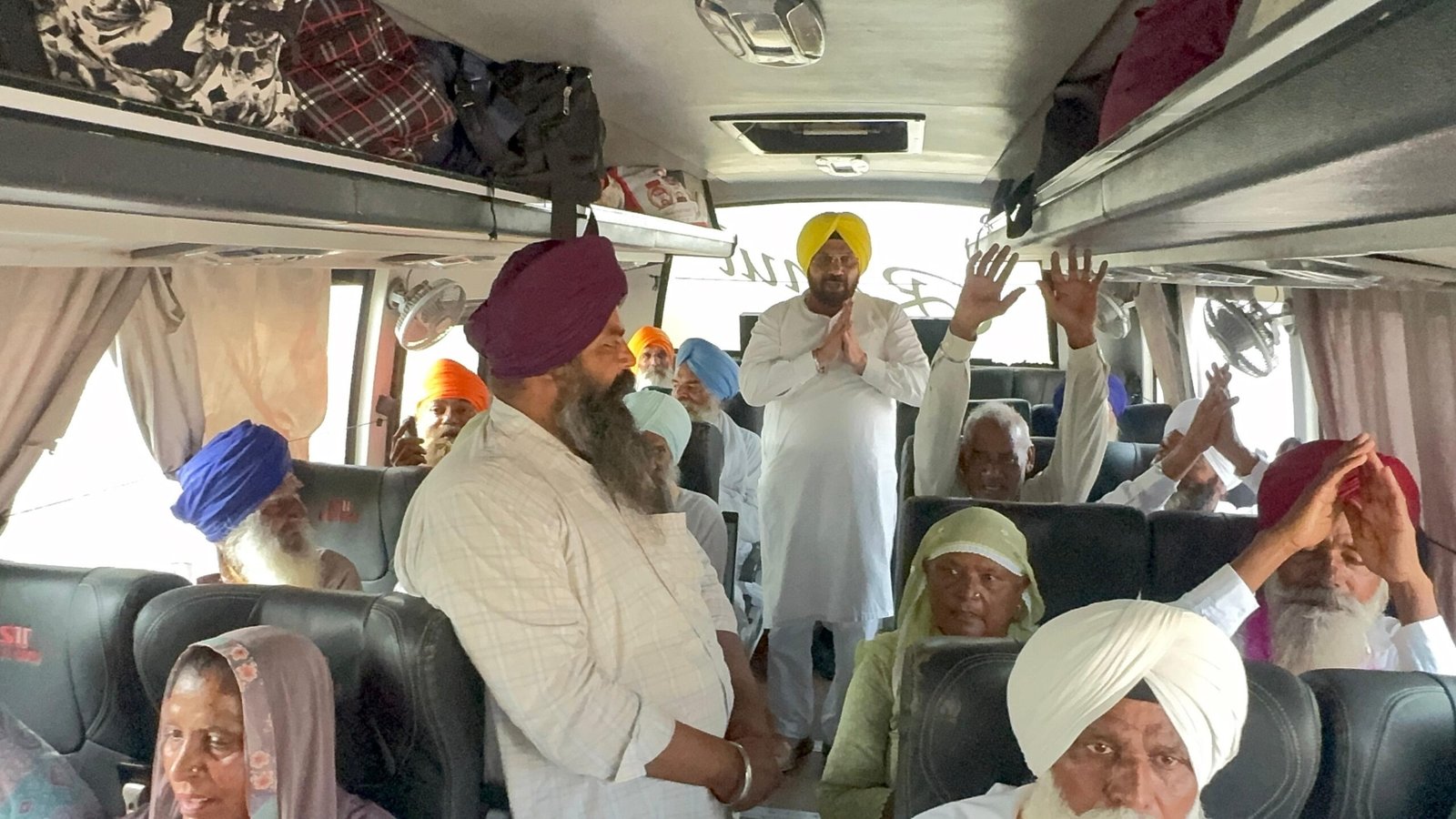 जंडियाला गुरु से 67वीं तीर्थ यात्रा बस रवाना, हरभजन सिंह ईटीओ ने दिखाई हरी झंडी