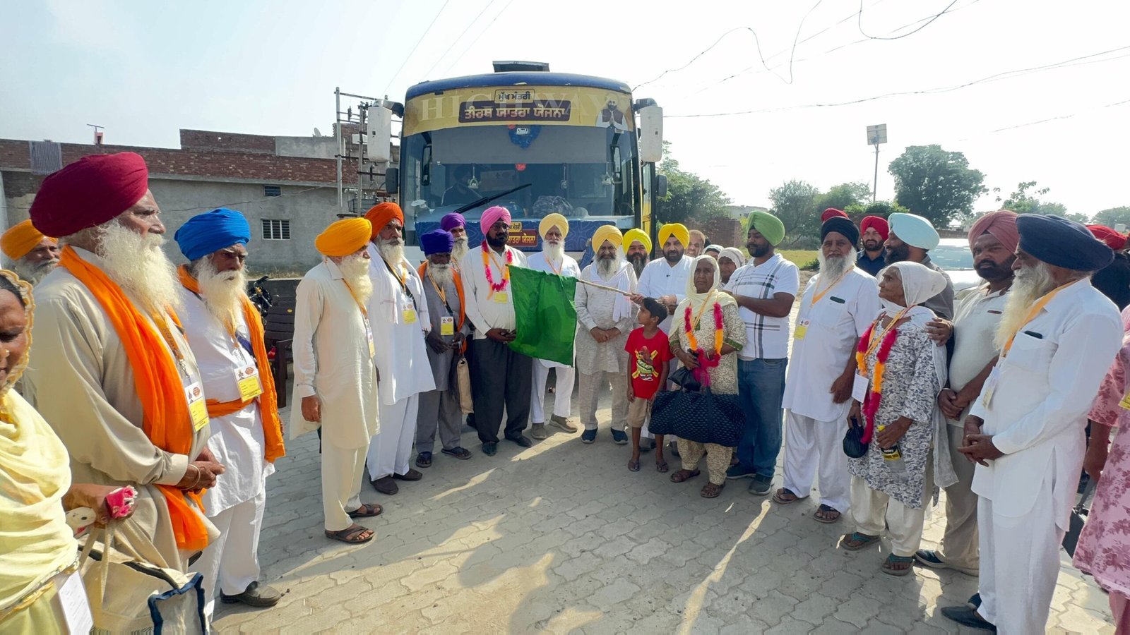हरभजन सिंह ETO ने जंडियाला गुरु के गांव नारायणगढ़ से की 71वीं तीर्थ यात्रा बस रवाना