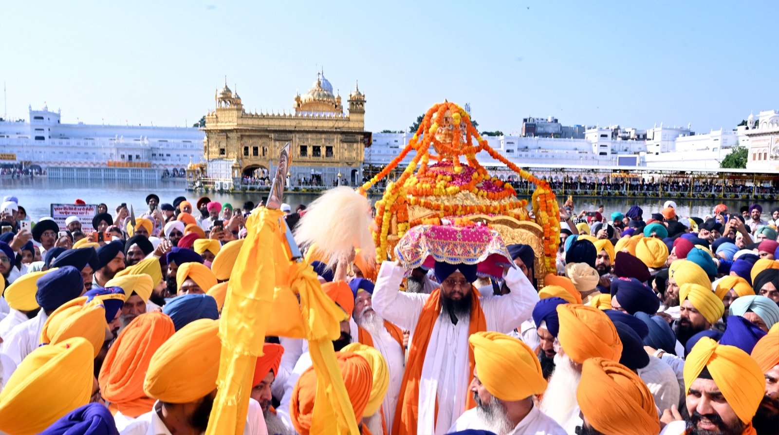 गुरु रामदास जी के प्रकाश पर्व पर अमृतसर में उमड़ा श्रद्धा का सैलाब