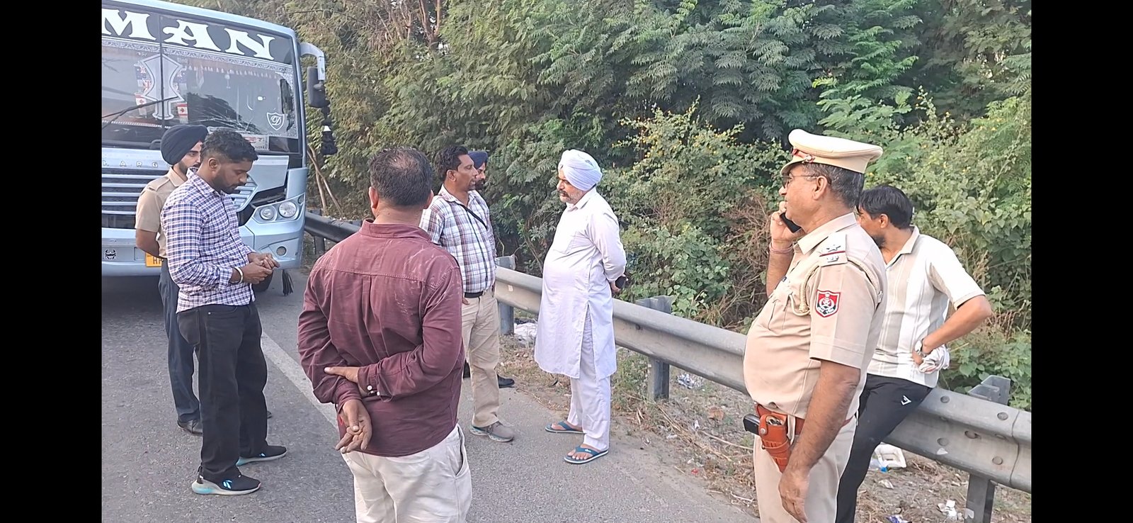 गिल बाईपास पर बस की टक्कर से पलटा ‘छोटा हाथी’, बड़ा हादसा बचा