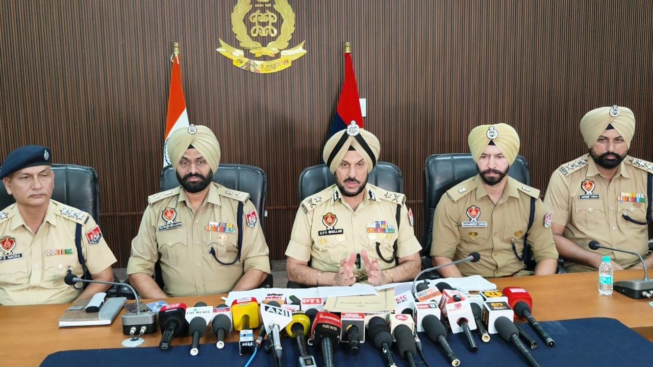 अमृतसर ग्रामीण पुलिस की बड़ी कार्रवाई, 3 नाबालिगों समेत 7 गिरफ्तार, हैंड ग्रेनेड, हथियार और 3.4 किलो हेरोइन बरामद