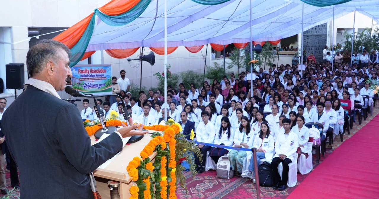 CM सुक्खू ने डॉ. राधाकृष्णन राजकीय चिकित्सा महाविद्यालय हमीरपुर के विद्यार्थियों से किया संवाद