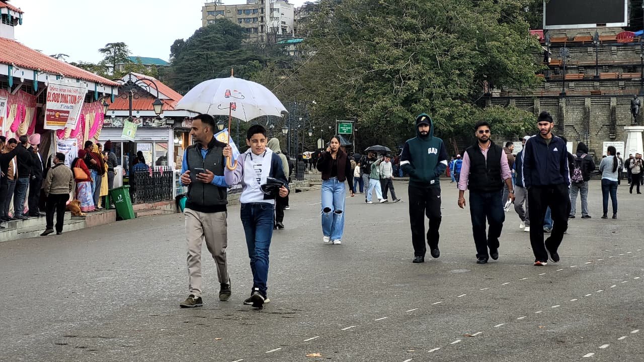 Himachal Weather: हिमाचल में मौसम ने एक बार फिर ली करवट, शिमला में बूंदाबांदी से बढ़ी ठंड