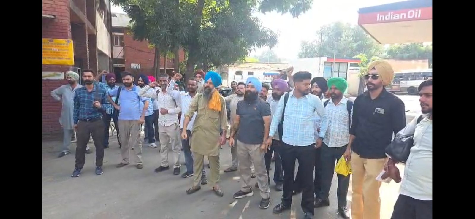 बाजार बंद, बस सेवाएं प्रभावित; लोगों को हुई परेशानी