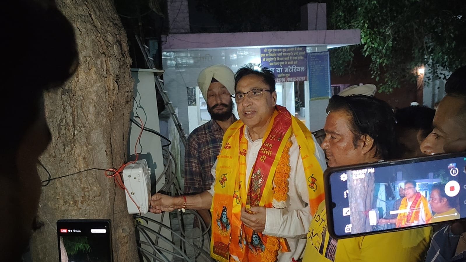 विधायक डॉ अजय गुप्ता ने कुष्ठ आश्रम में नई स्ट्रीट लाइट करवाई शुरू