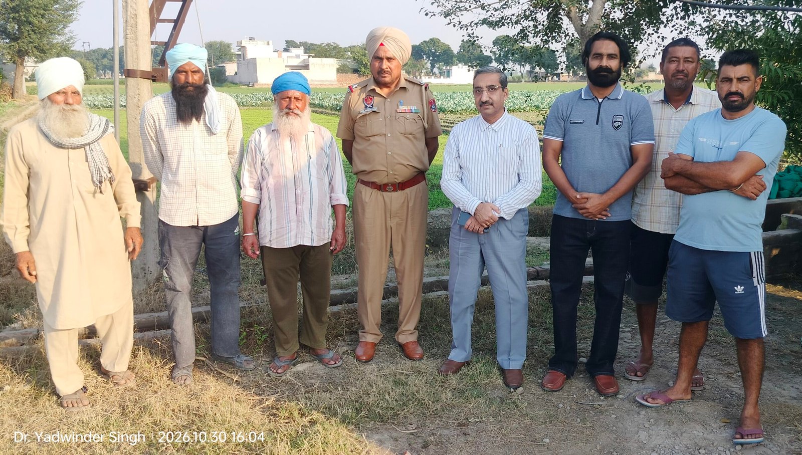 पराली के गट्ठर बनाकर खेतों में उगाईं सब्जियां, किसानों ने पेश की मिसाल