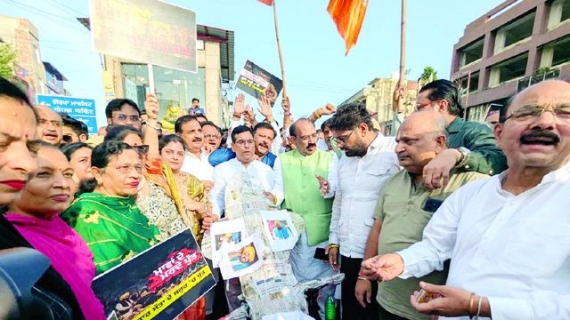 नशा विरोधी कार्यकर्ता की हुई हत्या के खिलाफ पठानकोट में भाजपा का प्रदर्शन