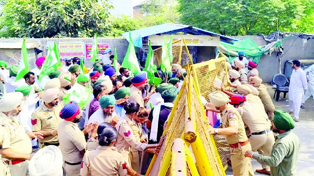 हंडियाया चौक पर पुलिस और प्रदर्शनकारियों में तीखी झड़प, मानसा जा रहे नेताओं और किसानों को रोका