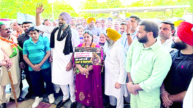 परविंदर सिंह झोटे हत्याकांड के मामले में भाजपा रोपड़ ने डीसी कार्यालय के सामने दिया धरना