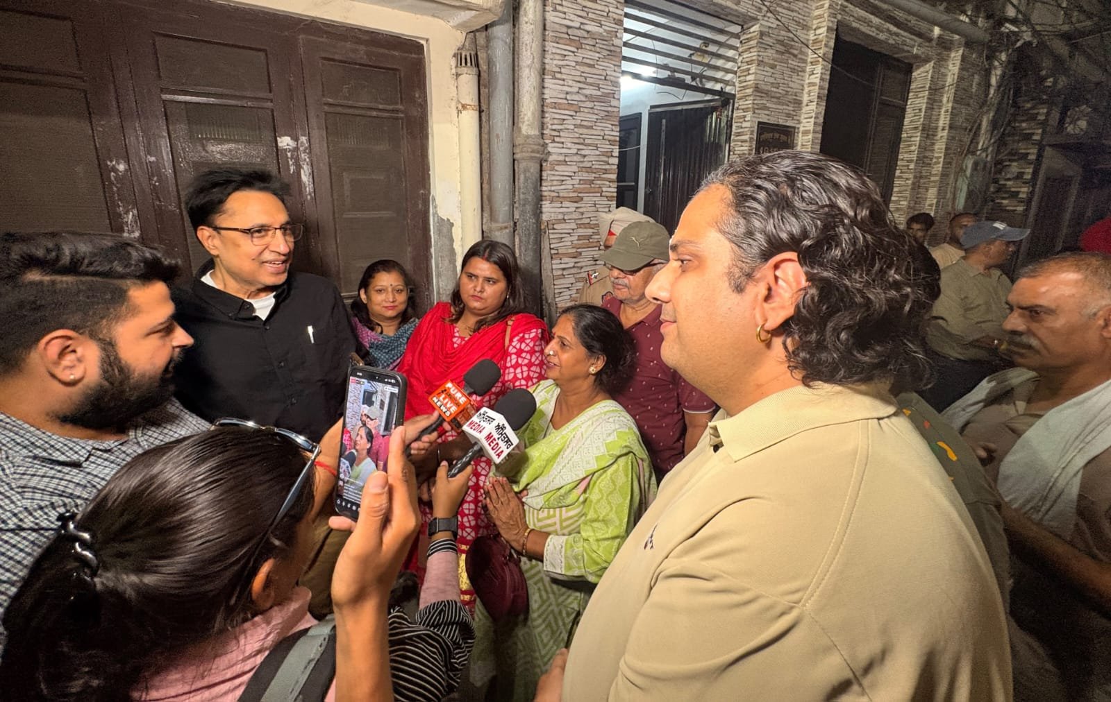 MLA डॉ. अजय गुप्ता ने स्ट्रीट लाइट और सड़क डेवलपमेंट प्रोजेक्ट्स का किया उद्घाटन