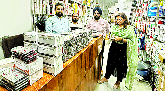 कटरा शेर सिंह में दवाइयों की दुकान पर छापेमारी, 4.66 लाख रुपए की दवाइयां जब्त