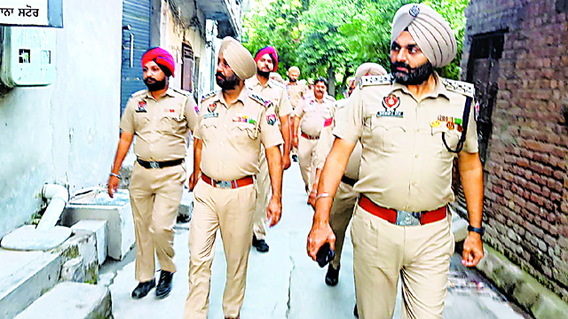 कमिश्नर पुलिस अमृतसर ने तीन जोन के हॉटस्पॉट इलाकों में भारी पुलिस फोर्स के साथ चलाया ‘कासो’