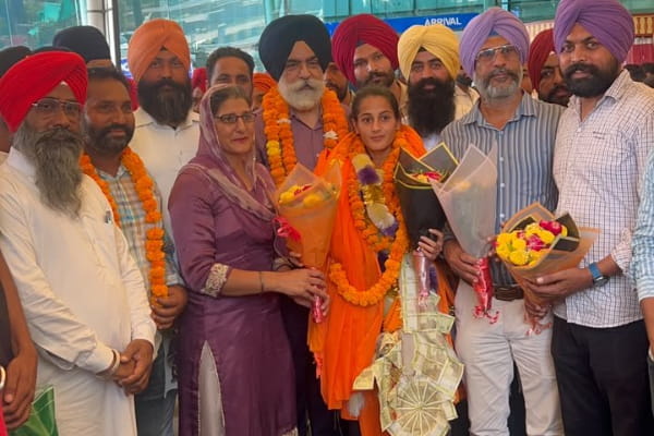 एशियाई खेलों की गोल्डन गर्ल बलजीत का अमृतसर एयरपोर्ट पर स्वागत