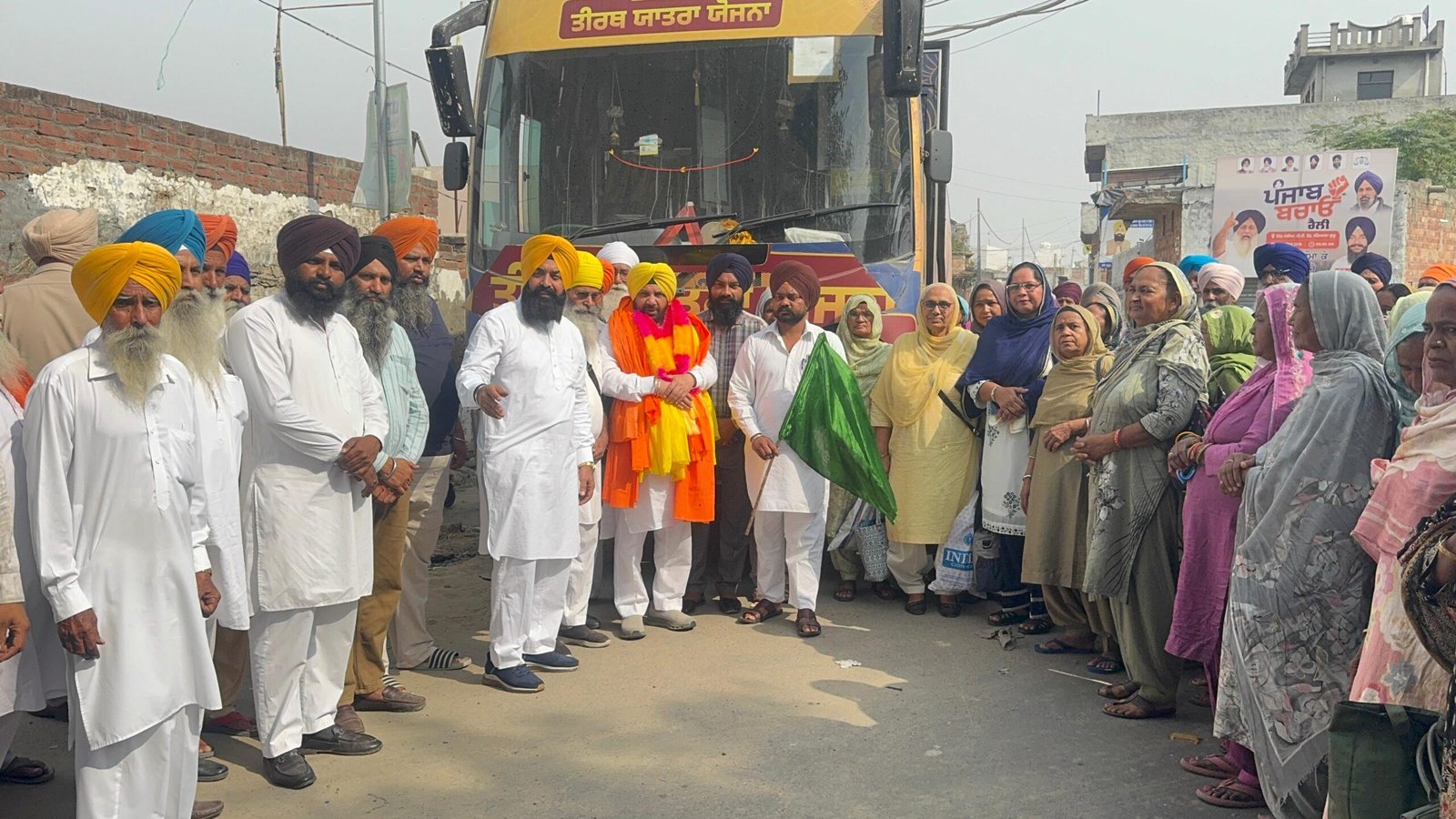 जंडियाला गुरु विधानसभा क्षेत्र से 65वीं तीर्थ यात्रा बस श्रद्धालुओं को लेकर रवाना