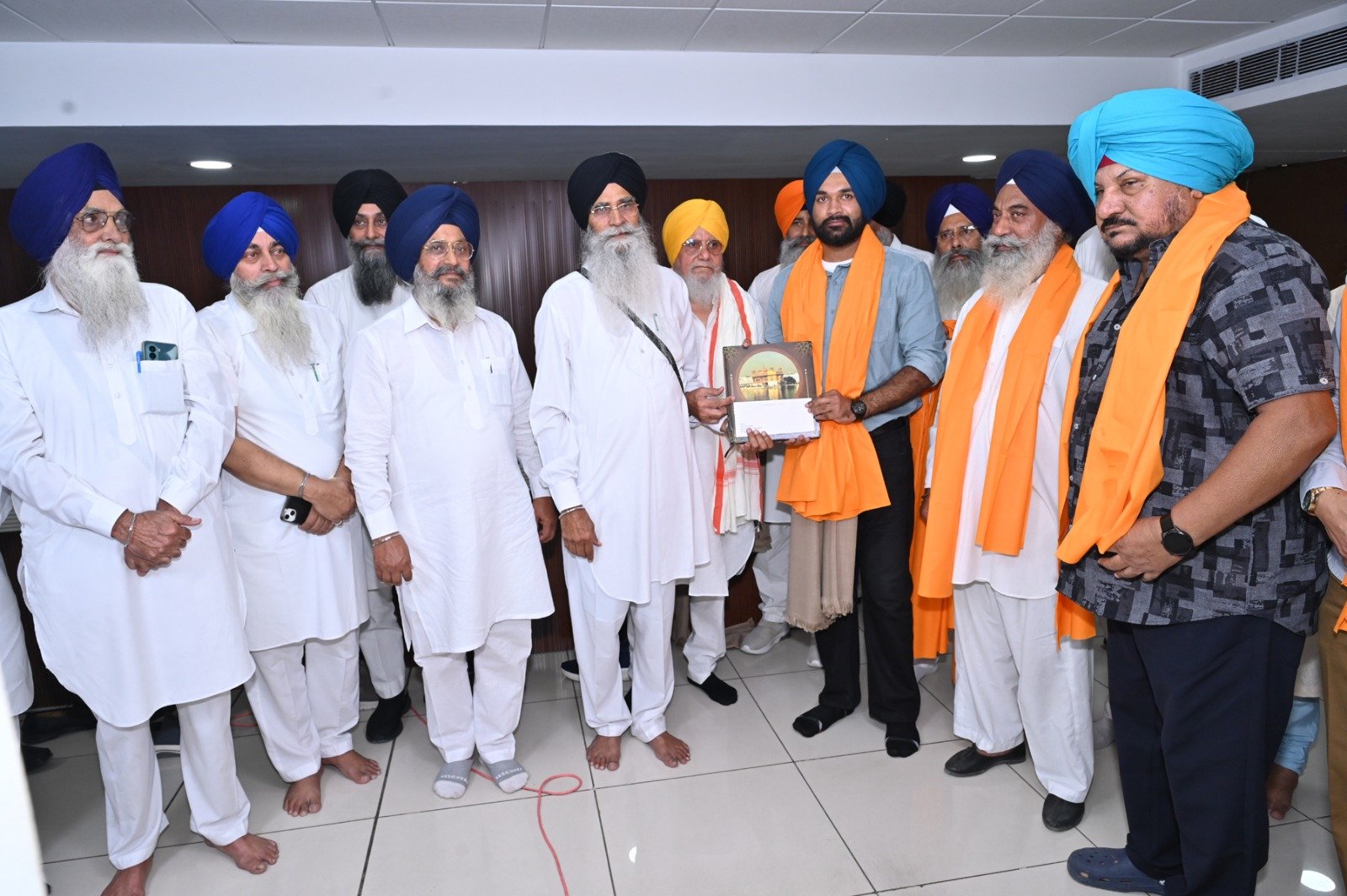 SGPC ने 11 सिख UPSC सफल उम्मीदवारों को दिए 1-1 लाख रुपये