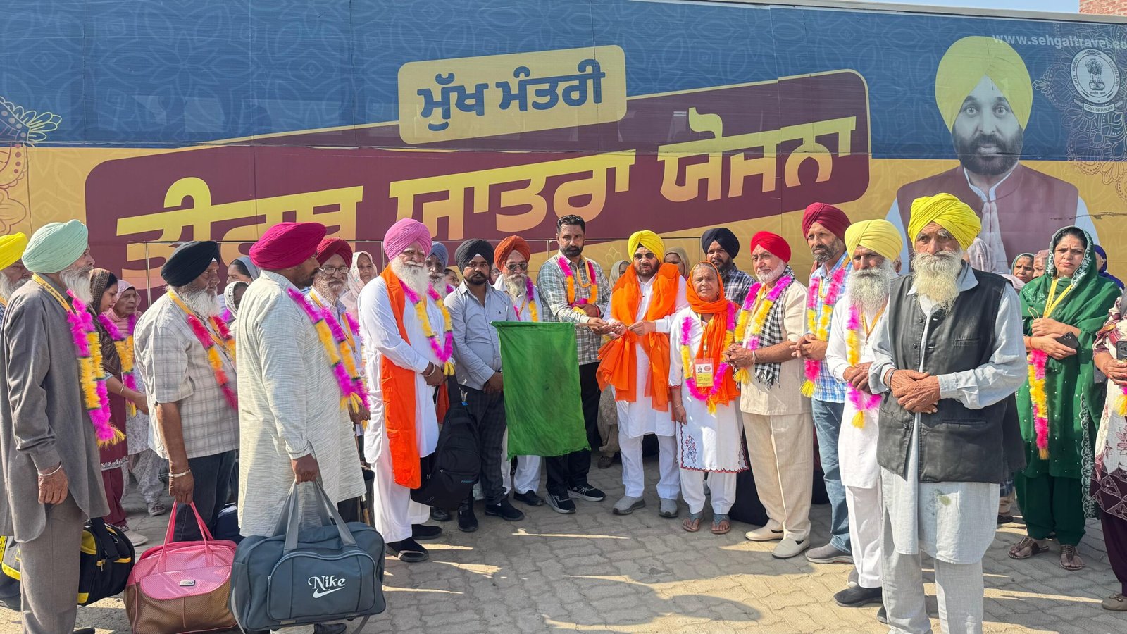 जंडियाला गुरु से 74वीं तीर्थ यात्रा बस रवाना, मंत्री स. हरभजन सिंह ETO ने दिखाई हरी झंडी