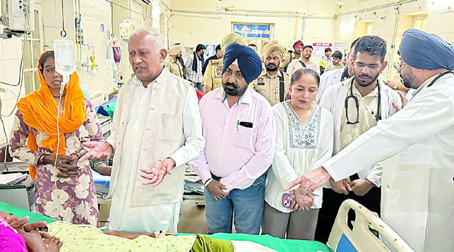 गांव अलीशेर हादसे में घायल मनरेगा कर्मियों का मंत्री बरिंदर गोयल और डॉ. बलबीर सिंह ने जाना हाल-चाल