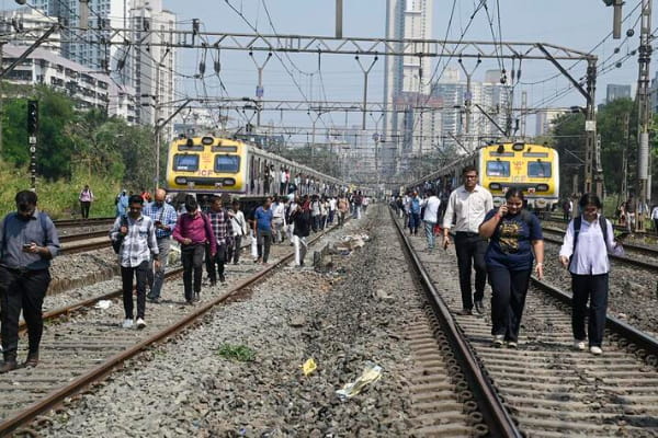 मुंबई लोकल पर संकट : सिग्नलिंग रूम में आग, 80 ट्रेनें रद्द; तीन शव मिलने से बढ़ी चिंता