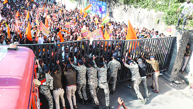 यूजीसी नियमों पर उबाल; सचिवालय के बाहर बवाल, वाटर कैनन के बाद लाठीचार्ज