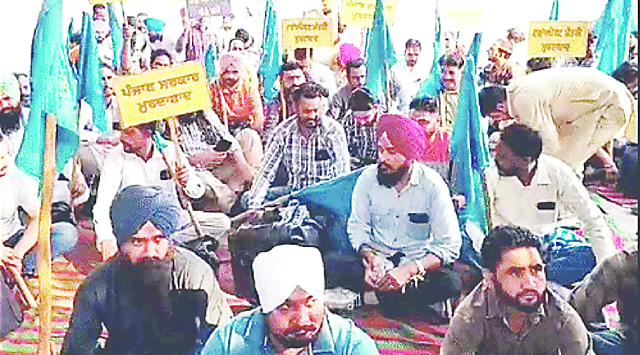 सरकारी बसों के पहिए थमे; बस स्टैंड पर पसरा सन्नाटा