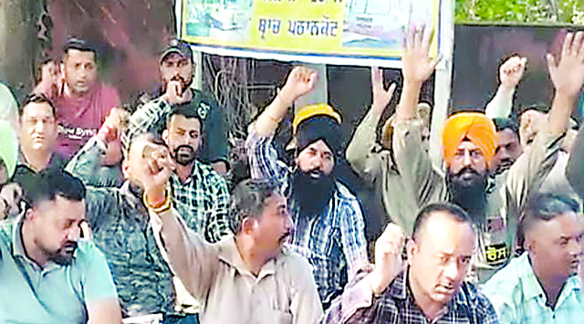 पठानकोट में दूसरे दिन भी हड़ताल पर डटे पनबस और पीआरटीसी कर्मचारी