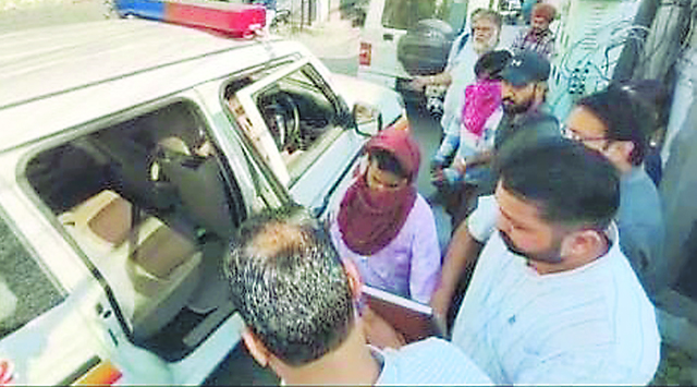 कपड़े प्रैस करने वाली ने घर में खोल रखा था ‘चिट्टा बार’; नशा कर रहे 7 लोगों समेत आंटी गिरफ्तार