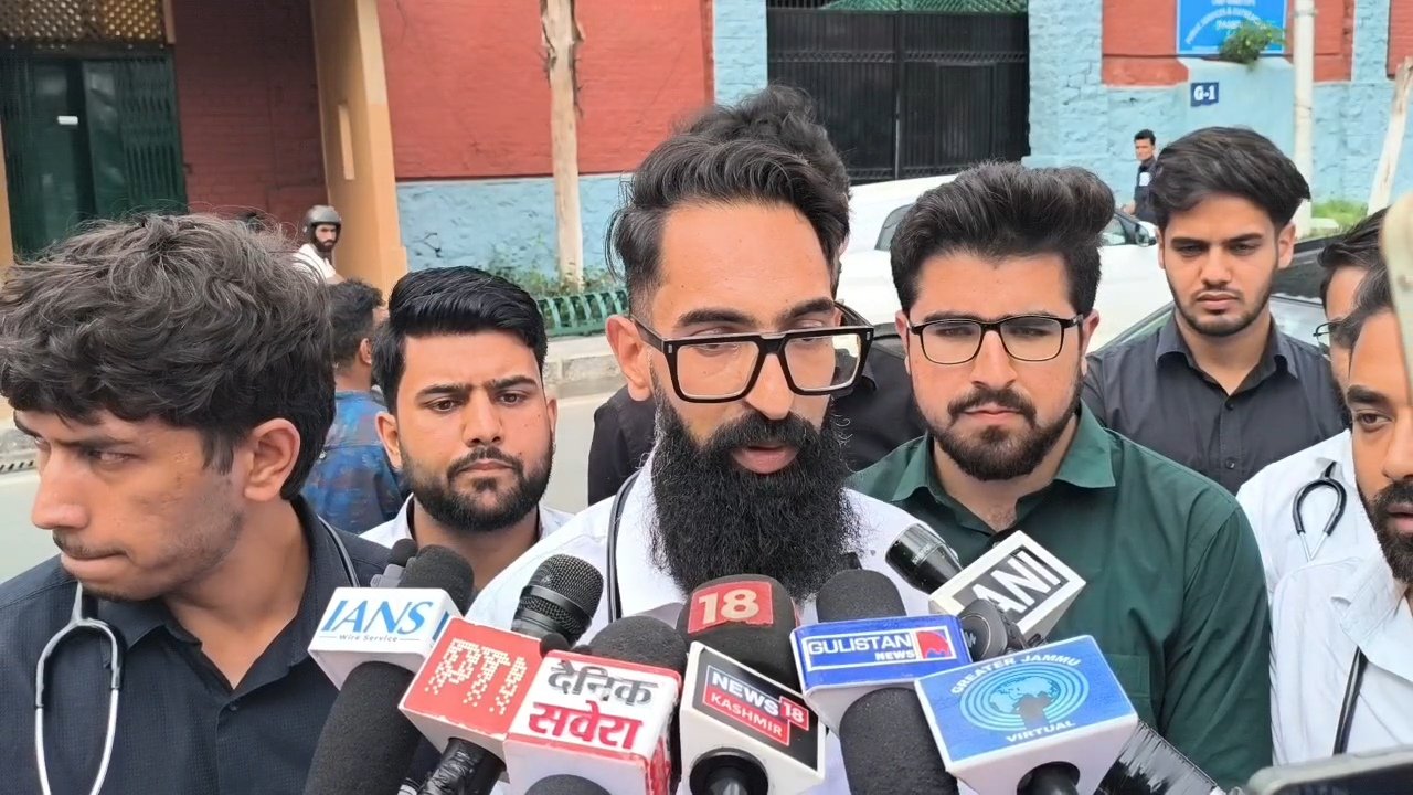 ‘कोई लिखित आदेश नहीं, विरोध का अंत नहीं’: मेडिकल इंटर्न ने J&K में स्टाइपेंड बढ़ोतरी के लिए आंदोलन जारी