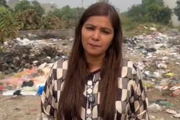 AAP पार्षद ने अपनी ही सरकार को घेरा, कूड़े के ढेरों पर उठाए सवाल