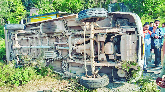 डीडी मोड़ के पास टेंपो ट्रैवलर अनियंत्रित होकर पलटा, 4 यात्री घायल