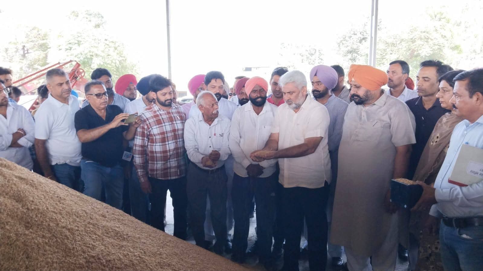 धान खरीद का जायजा लेने पहुंचे मंत्री कटारूचक, समय पर भुगतान का दावा