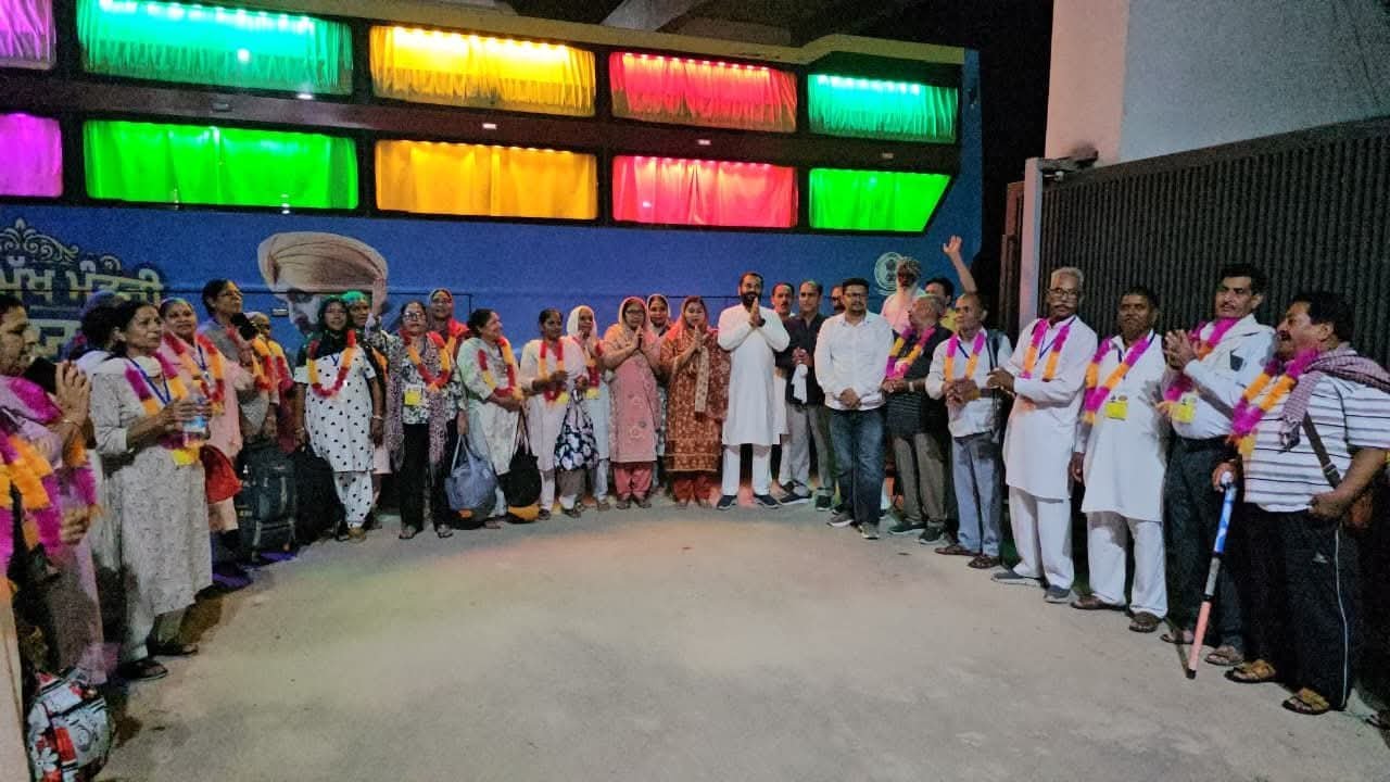 निःशुल्क तीर्थ यात्रा पर रवाना हुए श्रद्धालु, MLA सावना ने दिखाई हरी झंडी