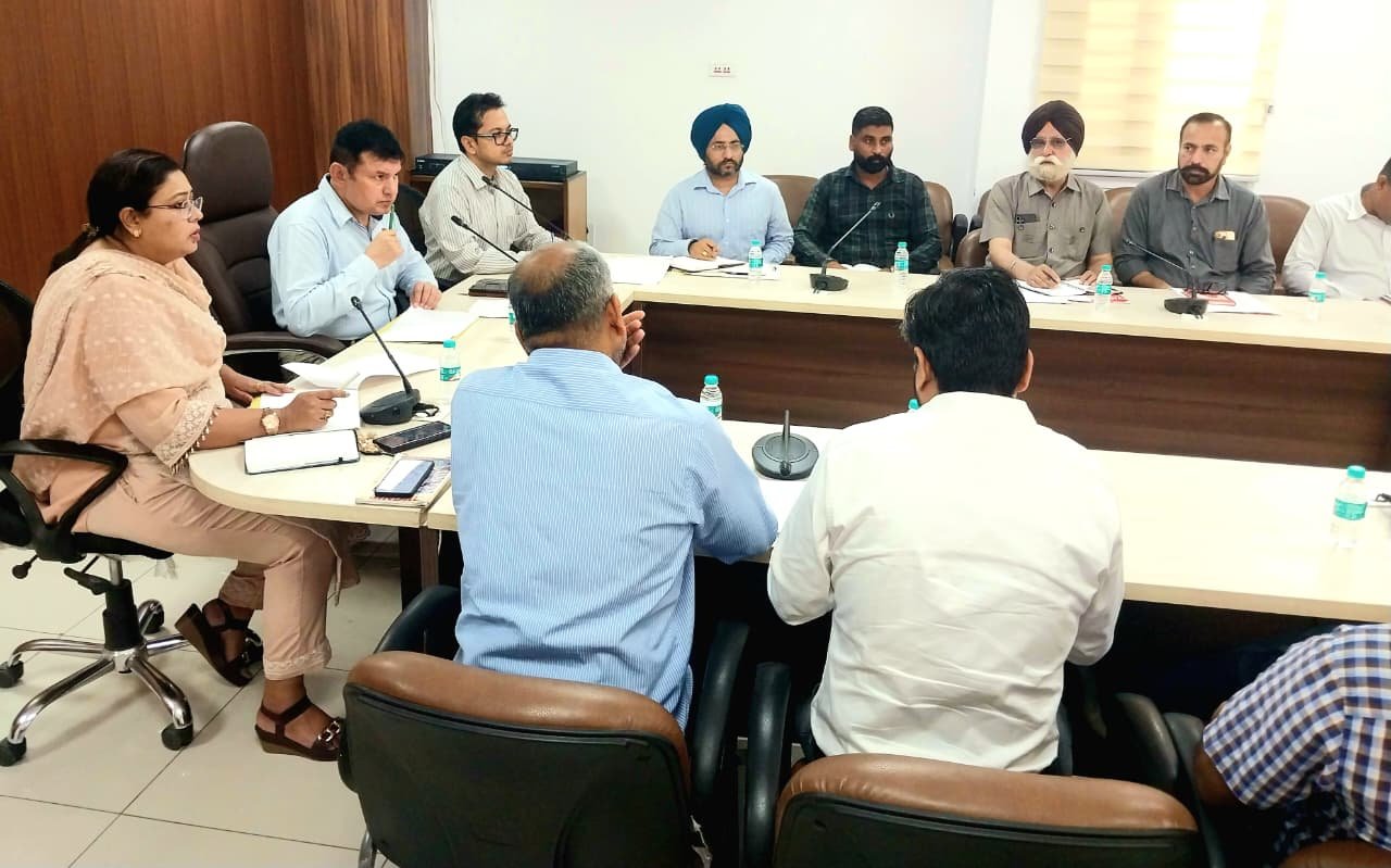 विकास की समीक्षा, अधिकारियों से लिया जनता की शिकायतों का फीडबैक
