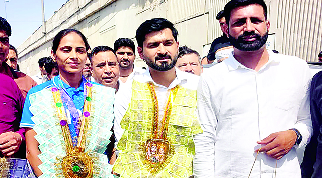 गुमड़ की बेटी किरण पहल ने रचा इतिहास; गोल्ड मेडल लेकर गन्नौर पहुँचने पर हुआ जोरदार स्वागत